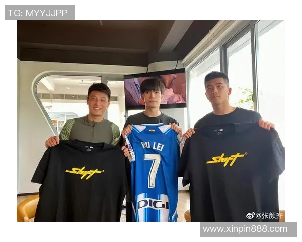 《超级足球星TXT：从草根少年到世界足坛巅峰的传奇征途》