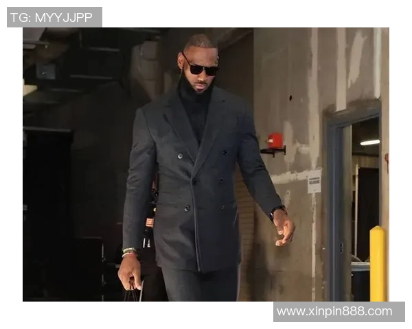 球星西装走秀与足球赛场完美结合展现时尚与运动的双重魅力